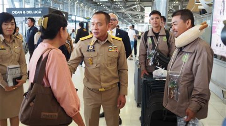 	12,000 foreign workers return to Israel	
