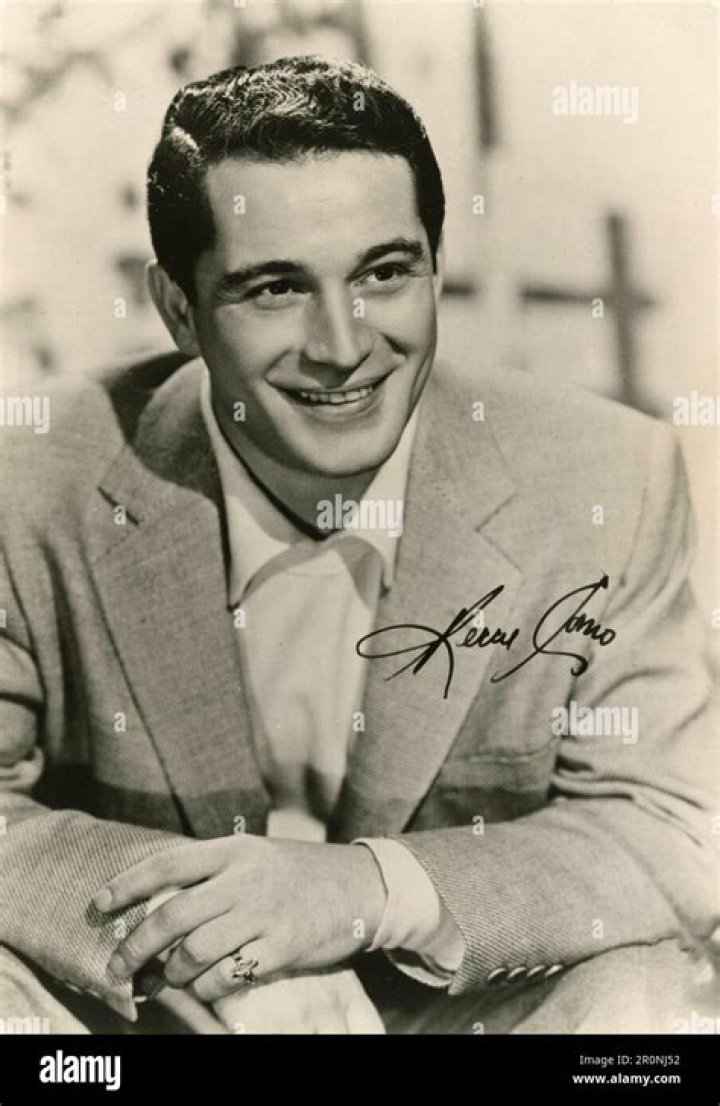 	700 PAY THEIR RESPECTS TO SINGER PERRY COMO	
