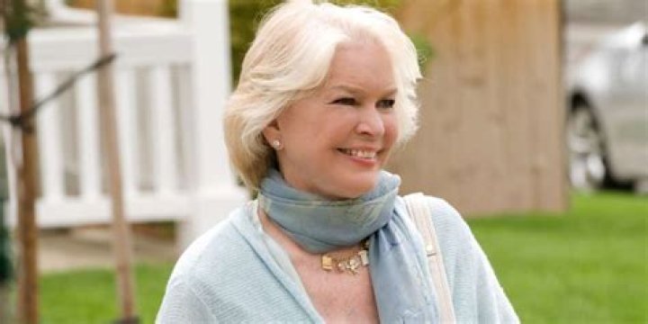 	A ‘SERIOUS ACTRESS’ TAKES ON A TV COMEDY ELLEN BURSTYN	