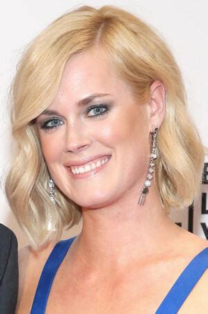 Abigail Hawk Biography