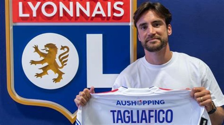 Agreement reached between Ajax and Lyon for Nicolás Tagliafico, player waiting on Brighton
