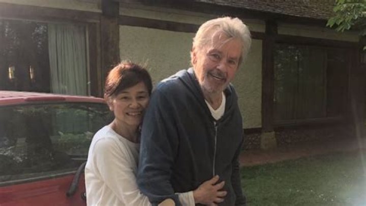 Alain Delon Et Sa Compagne