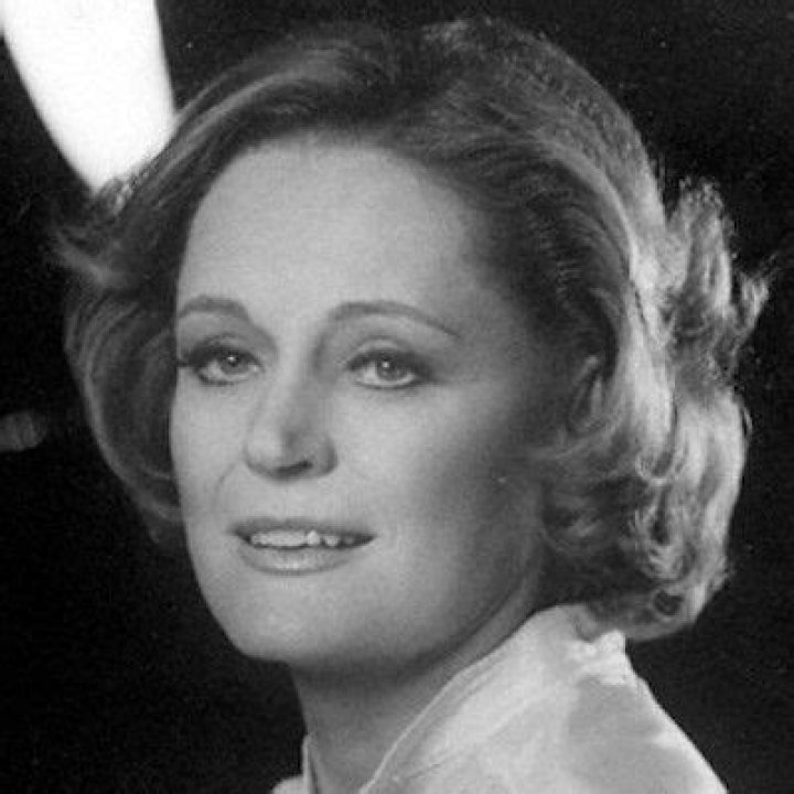 Alexis Smith - Bio, Age, Net Worth, Height, Married, Nationality, Wiki