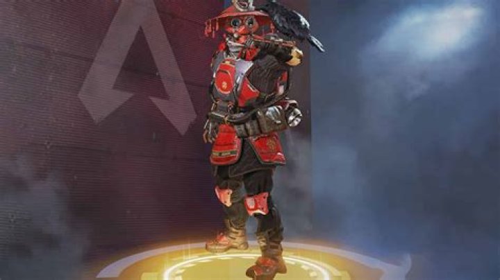 Apex Legends cosplayer scans the area as Royal Guard Bloodhound