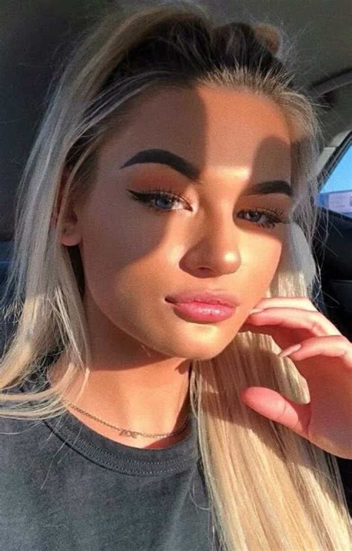 Ashley Besson - Bio, Age, Height, In Relation, Nationality, Body Measurement, Career