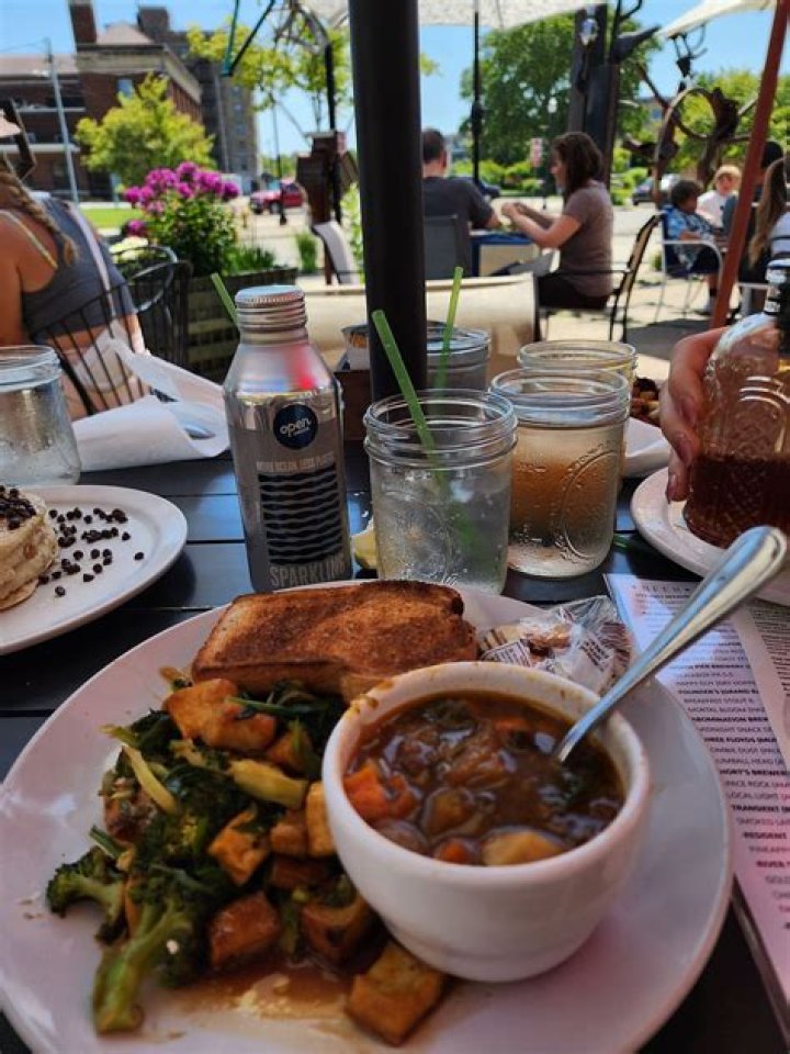 <b>Mason Jar Cafe:</b> Feeling right at down-home	