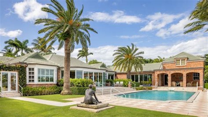 	BOB VILA PUTS LOCAL TOUCH INTO ‘HOME AGAIN’	