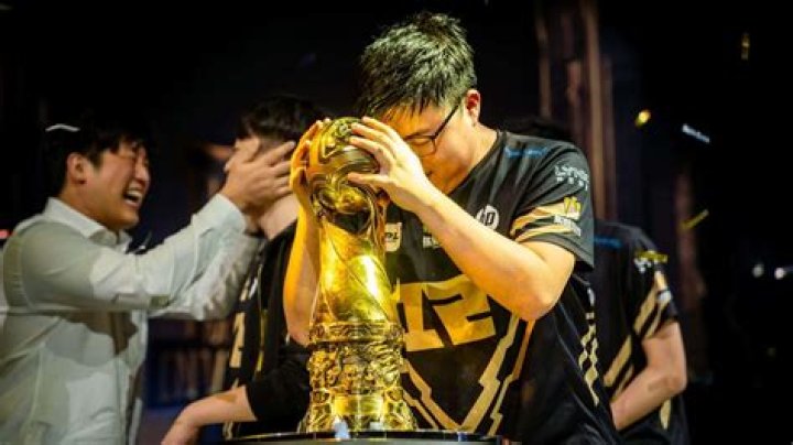 Chinese League of Legends star Uzi taking 