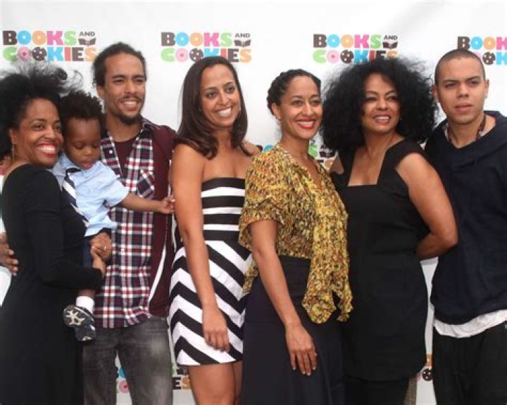 CHUDNEY ROSS RE-OPENS HER CHILDREN’S BOOSTORE WITH HER FAMILY BY HER SIDE