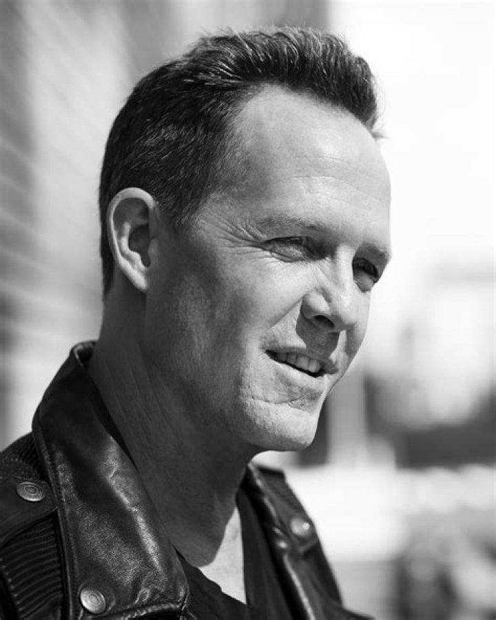 Dean Winters Biography