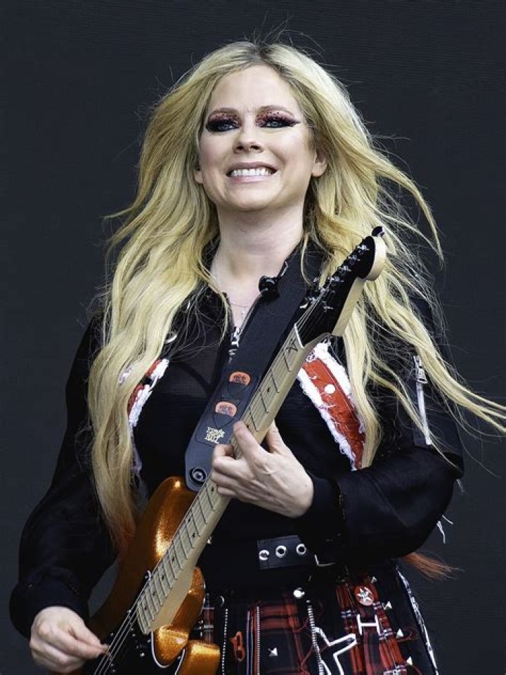 Discovering Avril Lavigne's Height In CM: A Fascinating Journey