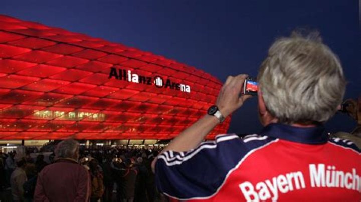 Ein großer roter Luftballon – 11FREUNDE