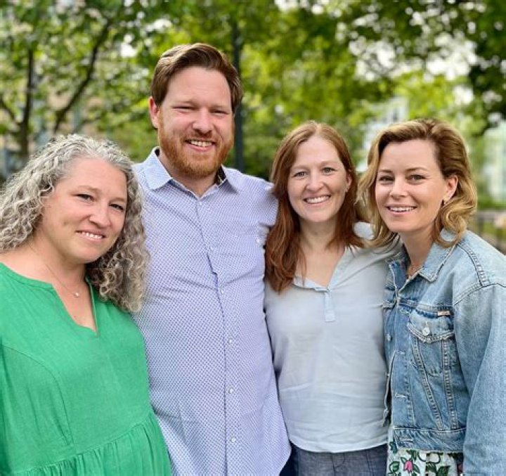 Elizabeth Banks Siblings: Sarah Mitchell, Geoff Mitchell