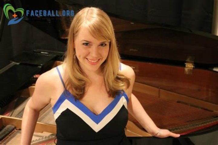 Ellie Sparkles Net Worth | Age, Height, Weight, Dating And More