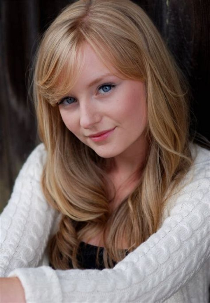 Emma Grabinsky【 Actress Wiki 】Age, Biography, Supernatural Amy