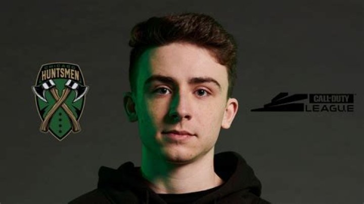 Envoy blows minds by revealing that he plays with headset backwards