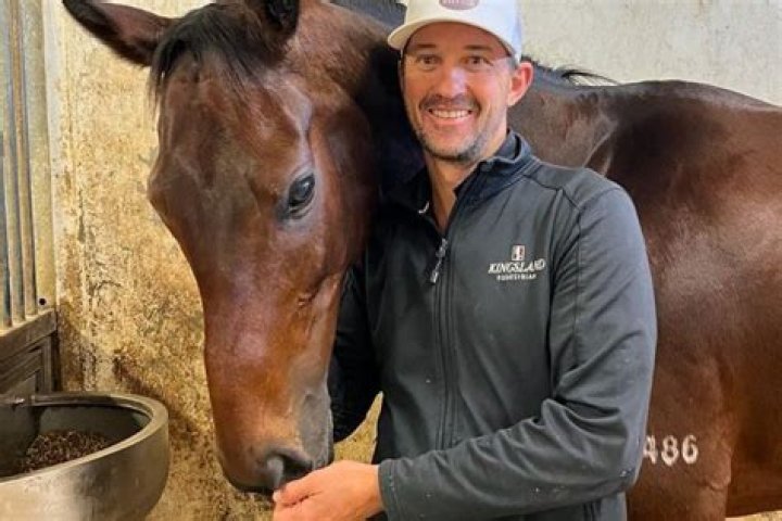 Equine physio Tom Simpson gives Romantic Warrior the Winx treatment | HK Racing