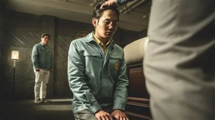 Fans confuse Ryu Kyung Soo for Jang Sang Kyu, congratulate him for a performance well done in 'Hellbound' 