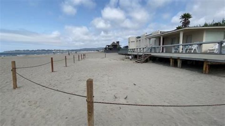 	FENCES ON LAKES STIR UP DEBATE	