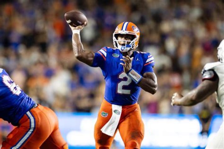 	FLORIDA SWEEPS FAU IN DOUBLEHEADER	