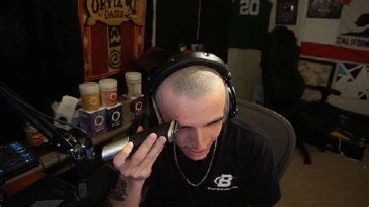 Former CSGO pro shaves his eyebrows for $25,000 in absurd Twitch deal