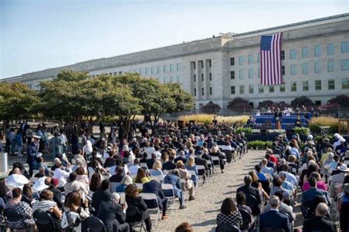 	GROUP GRAVE HONORS PENTAGON DEAD	