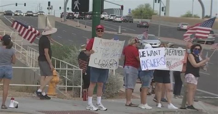 Group protests outside of Ahwatukee hotel used for housing immigrants