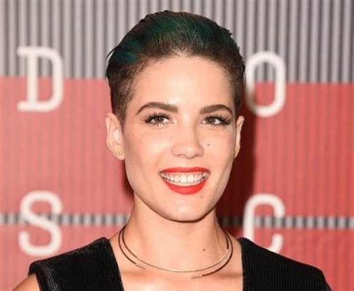 Halsey - Bio, Net Worth, Height