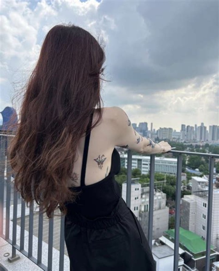 Han So-hee allegedly holding a cigarette in Instagram post sends netizens into a frenzy