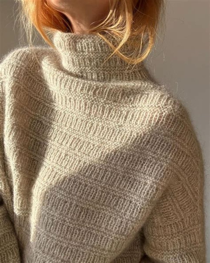 Height, Married, Partner, Net Worth, Glass Art, Instagram, Sweater & More!
