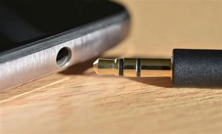 How to Clean a Headphone Jack: 5 Methods