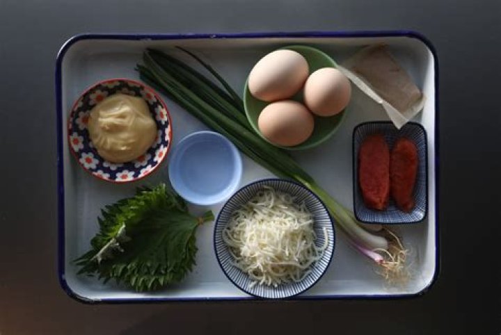 How to make tamagoyaki Japanese omelette with mentaiko, shiso leaf and cheese