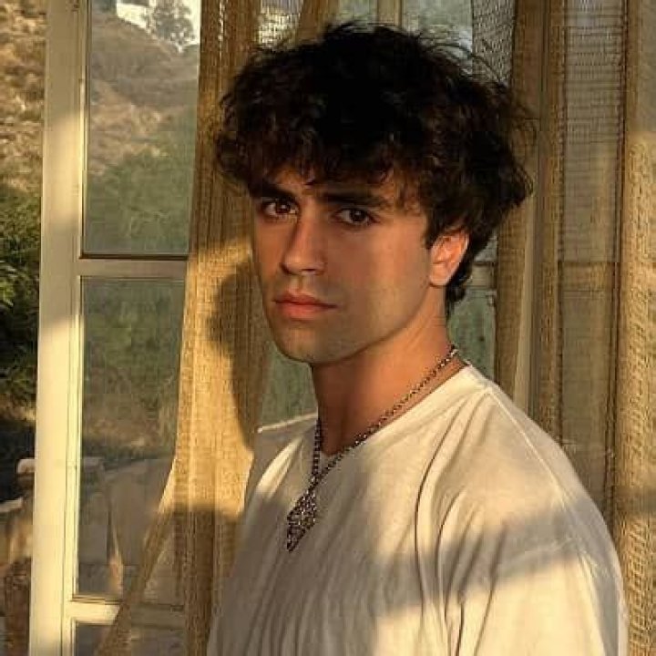 Itzan Escamilla - Bio, Age, Height, Nationality, Net Worth, Facts