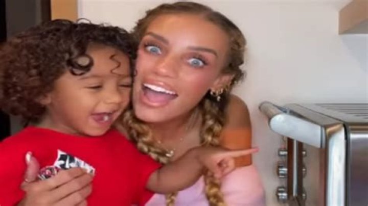 JENA FRUMES AND JASON DERULO’S SON ENJOYS BURGER NIGHT WITH MOM