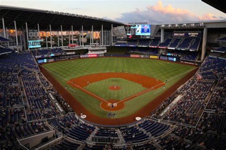 	Job fair for Miami Marlins Stadium attracts big crowds	