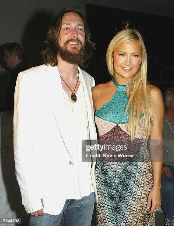 	KATE HUDSON WEDS ROCKER CHRIS ROBINSON	