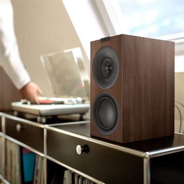 	KEF’S C SERIES SPEAKER DROPS NAMES, STICKS WITH GOOD SOUND	