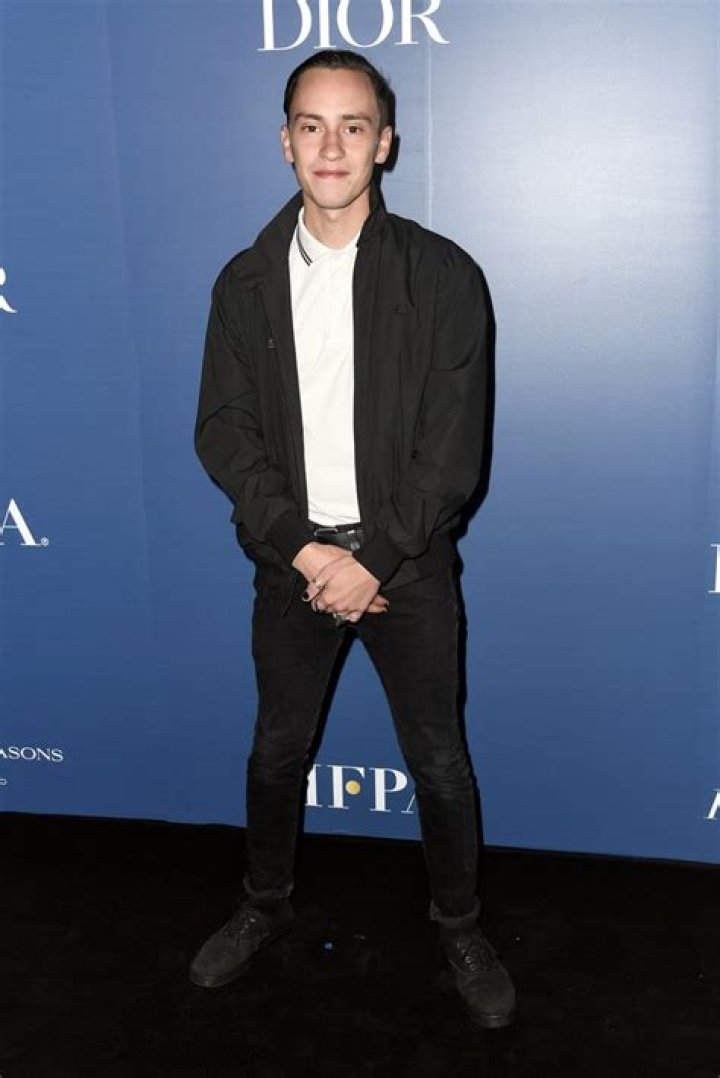 Keir Gilchrist - Bio, Age, Career, Net Worth, Height, Facts