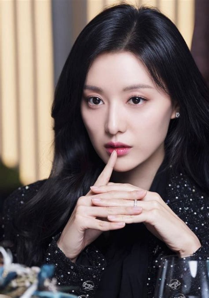 Kim Ji-won - Bio, Age, Single, Nationality, Body Measurement, Career