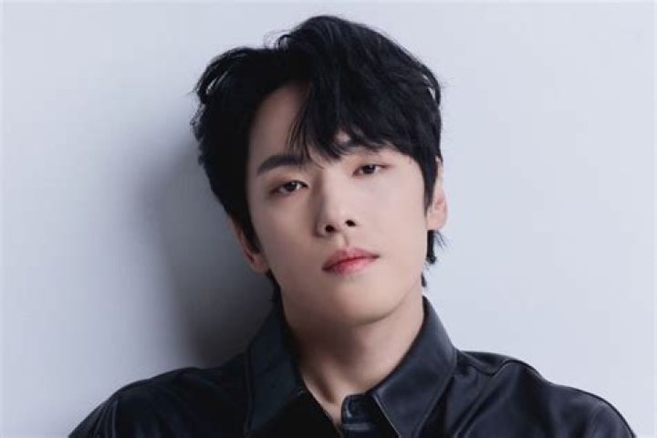 Kim Jung-hyun - Bio, Age, Net Worth, Single, Nationality, Instagram, Wiki