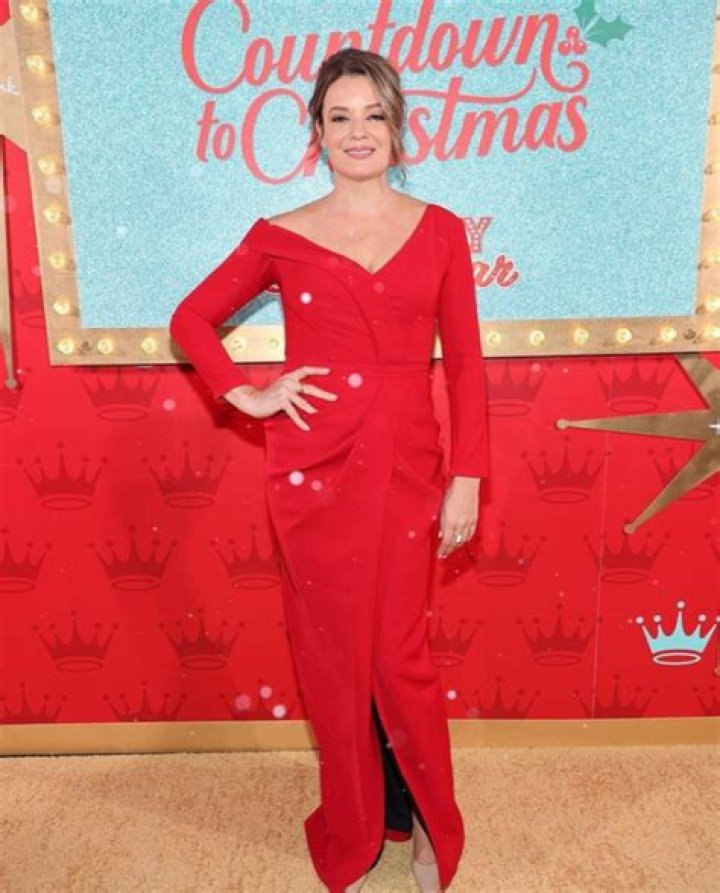 Kimberly Sustad Wikipedia, Age: How Old Is To All A Good Night Actress?