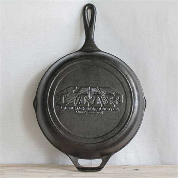 Laurel Machine & Foundry Co. Cast Iron Skillet
– Laurel Mercantile