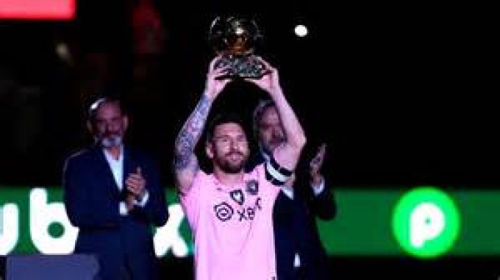 Lionel Messi presents his Ballon d’Or to Inter Miami in Noche D’Or