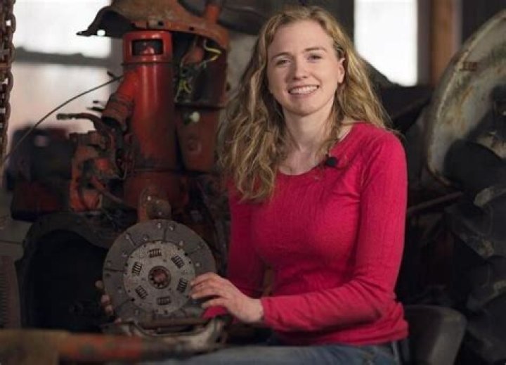 Maddie Lambart - Bio, Age, Net Worth, Salary, Single, Nationality, Career