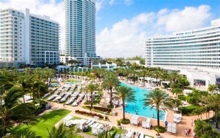 	‘Marvelous Mrs. Maisel’ soaks up the sun at the Fontainebleau Miami Beach	