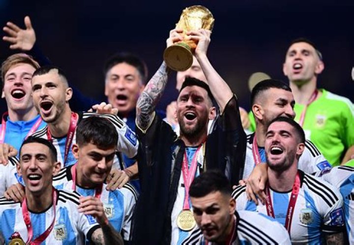 „Messi sprengt alle Schubladen“ - Diego Maradona über… – 11FREUNDE