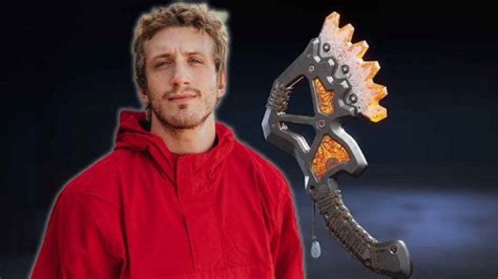NiceWigg reveals custom Apex Legends heirloom from 100 Thieves