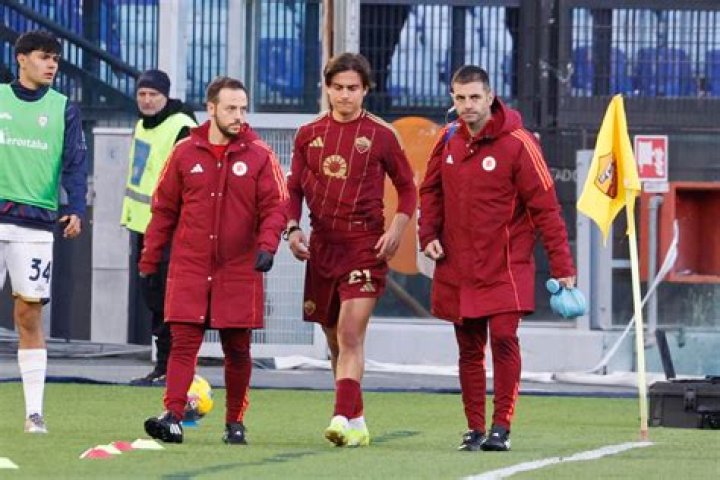 Paulo Dybala substituted out injured for AS Roma vs. Fiorentina