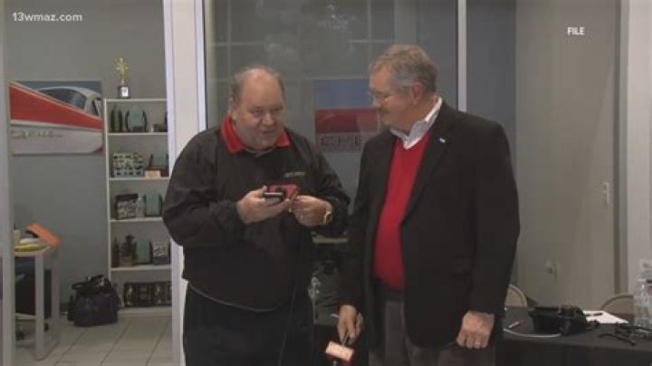 	Phil Smith, auto dealer and philanthropist, dies at 70	