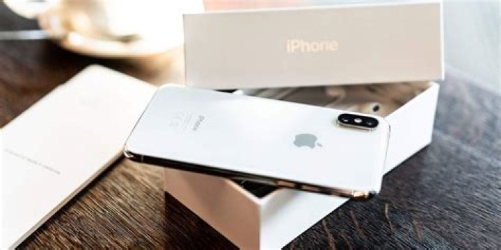 Should You Buy Your iPhone From Apple or Your Carrier?